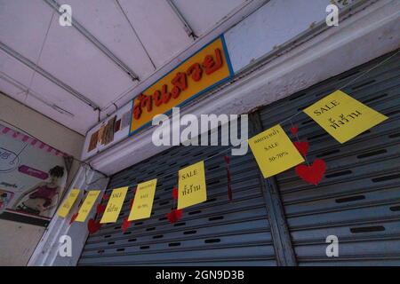 Bangkok, Thaïlande. 23 septembre 2021. Un magasin fermé vu avec des affiches de vente. Le marché de Khlong San Plaza est déconstruit et remis à State Railway de Thaïlande après la fin de son contrat de location. Crédit : SOPA Images Limited/Alamy Live News Banque D'Images