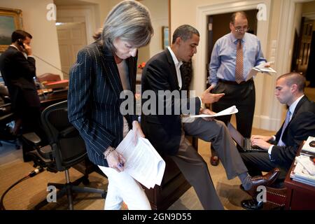 Le président Barack Obama discute de son discours à la nation concernant la marée noire de BP avec, de gauche à droite, Carol Browner, assistante du président pour l'énergie et le changement climatique, le conseiller principal David Axelrod et le directeur de Speechwriting Jon Favreau, dans le Bureau ovale externe, le 15 juin 2010. (Photo officielle de la Maison Blanche par Pete Souza) cette photo officielle de la Maison Blanche est disponible uniquement pour publication par les organismes de presse et/ou pour impression personnelle par le(s) sujet(s) de la photo. La photographie ne peut être manipulée d'aucune manière et ne peut pas être utilisée à des fins commerciales ou politiques Banque D'Images