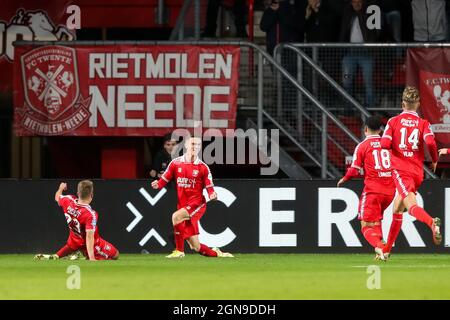 ENSCHEDE, PAYS-BAS - SEPTEMBRE 23 : Daan Rots du FC Twente célèbre après avoir mis ses côtés deuxième but lors du match néerlandais Eredivisie entre le FC Twente et AZ à de Grolsch Veste le 23 septembre 2021 à Enschede, pays-Bas (photo de Marcel ter Bals/Orange Pictures) Banque D'Images