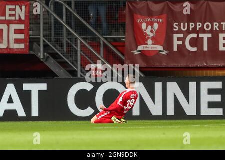 ENSCHEDE, PAYS-BAS - SEPTEMBRE 23 : Daan Rots du FC Twente célèbre après avoir mis ses côtés deuxième but lors du match néerlandais Eredivisie entre le FC Twente et AZ à de Grolsch Veste le 23 septembre 2021 à Enschede, pays-Bas (photo de Marcel ter Bals/Orange Pictures) Banque D'Images