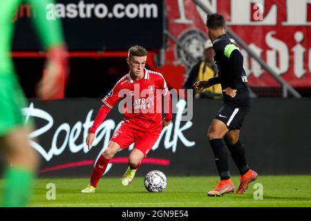 ENSCHEDE, PAYS-BAS - SEPTEMBRE 23 : Daan Rots du FC Twente et Owen Wijndal d'AZ lors du match néerlandais Eredivisie entre le FC Twente et AZ à de Grolsch Veste le 23 septembre 2021 à Enschede, pays-Bas (photo de Marcel ter Bals/Orange Pictures) Banque D'Images