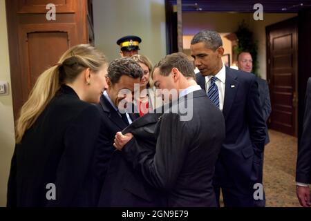 Le président russe Dmitry Medvedev plaisantait avec le président français Nicolas Sarkozy au sujet de sa veste de costume avant un déjeuner de travail au Sommet du G8 à Muskoka, Canada, le 25 juin 2010. (Photo officielle de la Maison Blanche par Pete Souza) cette photo officielle de la Maison Blanche est disponible uniquement pour publication par les organismes de presse et/ou pour impression personnelle par le(s) sujet(s) de la photo. La photographie ne peut être manipulée d'aucune manière et ne peut pas être utilisée dans des documents commerciaux ou politiques, des publicités, des e-mails, des produits, des promotions qui, de quelque manière que ce soit, suggèrent l'approbation ou l'approbation du Banque D'Images