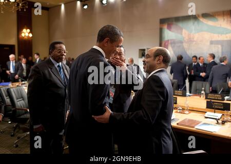 Le président Barack Obama s'entretient avec le premier ministre éthiopien Meles Zenawi, à droite, et le président malawien Bingu wa Mutharika, à gauche, lors d'une réunion avec les dirigeants africains de la sensibilisation et les dirigeants de la sensibilisation élargie au sommet du G8 à Muskoka, au Canada, le 25 juin 2010. (Photo officielle de la Maison Blanche par Pete Souza) cette photo officielle de la Maison Blanche est disponible uniquement pour publication par les organismes de presse et/ou pour impression personnelle par le(s) sujet(s) de la photo. La photographie ne peut être manipulée d'aucune manière et ne peut pas être utilisée dans des documents commerciaux ou politiques, des publicités, des em Banque D'Images