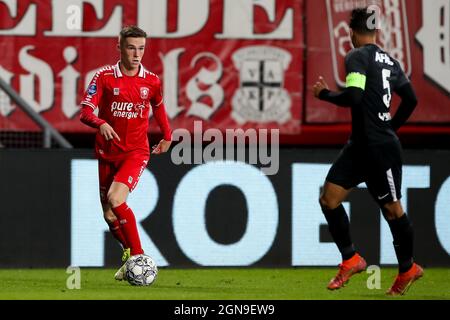 ENSCHEDE, PAYS-BAS - SEPTEMBRE 23 : Daan Rots du FC Twente et Owen Wijndal d'AZ lors du match néerlandais Eredivisie entre le FC Twente et AZ à de Grolsch Veste le 23 septembre 2021 à Enschede, pays-Bas (photo de Marcel ter Bals/Orange Pictures) Banque D'Images