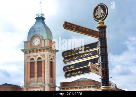 Panneau de rue du centre-ville de Chesterfield en face du Market Hall, indiquant la Bibliothèque, le Crooked Spire, les trottoirs, Vicar Lane et le marché. Banque D'Images