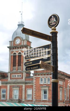 Panneau de rue du centre-ville de Chesterfield en face du Market Hall, indiquant la Bibliothèque, le Crooked Spire, les trottoirs, Vicar Lane et le marché. Banque D'Images