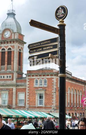 Panneau de rue du centre-ville de Chesterfield en face du Market Hall, indiquant la Bibliothèque, le Crooked Spire, les trottoirs, Vicar Lane et le marché. Banque D'Images