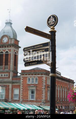 Panneau de rue du centre-ville de Chesterfield en face du Market Hall, indiquant la Bibliothèque, le Crooked Spire, les trottoirs, Vicar Lane et le marché. Banque D'Images