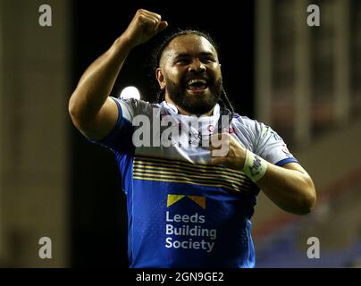 Konrad Hurrell de Leeds Rhinos célèbre la victoire après le coup de sifflet final lors du match éliminateur de play-offs éliminator de Betfred Super League au DW Stadium, Wigan. Date de la photo : jeudi 23 septembre 2021. Banque D'Images