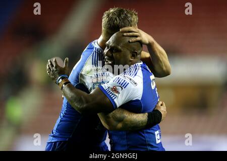 Mikolaj Oledzki (à gauche) et Robert Lui de Leeds Rhinos célèbrent la victoire après le coup de sifflet final lors du match éliminateur de matchs de Betfred Super League au DW Stadium, Wigan. Date de la photo : jeudi 23 septembre 2021. Banque D'Images