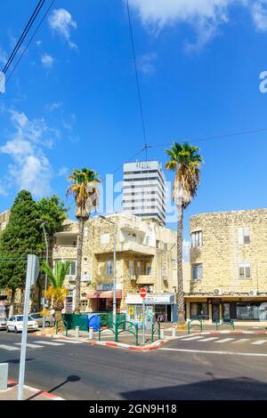 Haifa, Israël - 23 septembre 2021: Scène de rue dans le quartier de Hadar Hacarmel, avec le style international (Bauhaus) et d'autres bâtiments, locaux, et v Banque D'Images