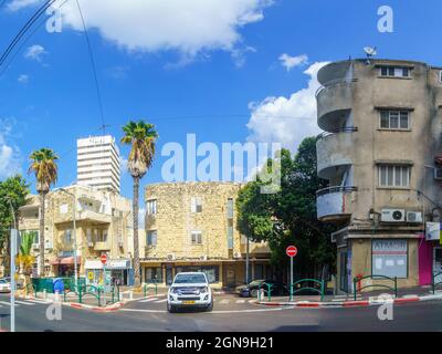 Haifa, Israël - 23 septembre 2021: Scène de rue dans le quartier de Hadar Hacarmel, avec le style international (Bauhaus) et d'autres bâtiments, locaux, et v Banque D'Images