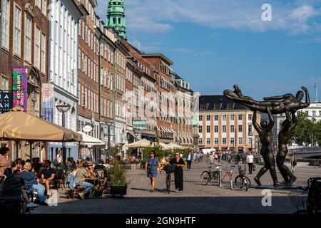 Gammel Strand Square, Slægt Løfter Slægt , sculpture en bronze de l'artiste danois Svend Wiig Hansen, Copenhague, Danemark, Banque D'Images