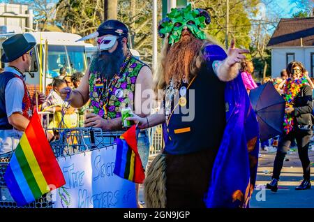 Les fêtards de Mardi gras défilent pendant la parade de Mardi gras de Joe Cain Day, 7 février 2016, à Mobile, Alabama. Banque D'Images