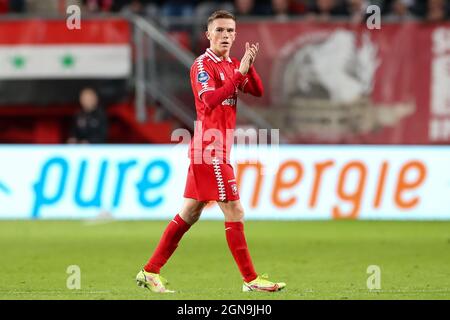 ENSCHEDE, PAYS-BAS - SEPTEMBRE 23 : Daan Rots du FC Twente applaudit lors du match néerlandais Eredivisie entre le FC Twente et AZ à de Grolsch Veste le 23 septembre 2021 à Enschede, pays-Bas (photo de Marcel ter Bals/Orange Pictures) Banque D'Images