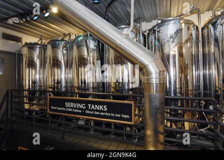 SAINT CHARLES, ÉTATS-UNIS - 26 février 2008 : une rangée de réservoirs de service en acier inoxydable dans une micro-brasserie du Missouri Banque D'Images