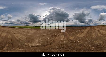 360 vue panoramique hdri transparente parmi les champs labourés avec des nuages blancs dans le ciel bleu avant la tempête en projection sphérique équirectangulaire, prêt AR VR vi Banque D'Images