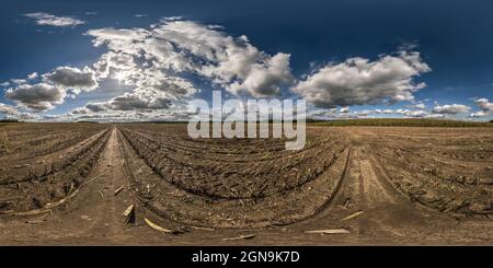 360 vue panoramique hdri transparente parmi les champs labourés avec des nuages blancs dans le ciel bleu avant la tempête en projection sphérique équirectangulaire, prêt AR VR vi Banque D'Images