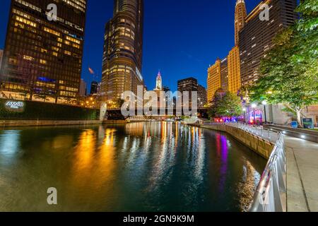 Le Chicago Riverwalk à Dawn Banque D'Images