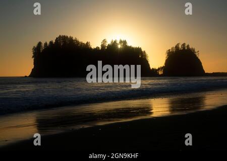 Coucher de soleil sur l'île James, la Push, réserve indienne Quileute, Washington Banque D'Images