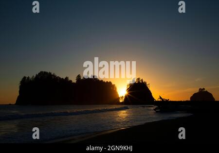 Coucher de soleil sur l'île James, la Push, réserve indienne Quileute, Washington Banque D'Images