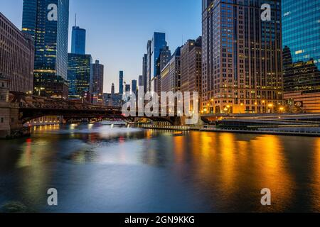 Le Chicago Riverwalk à Dawn Banque D'Images