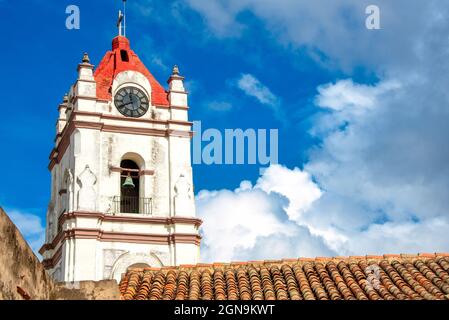 Tour de l'horloge de l'église à Camaguey, Cuba, 2016 Banque D'Images