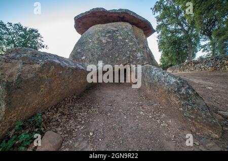 El Mellizo, exemple précieux de dolmens néolithique. Entrée par couloir. Valencia de Alcantara, Caceres, Estrémadure, Espagne Banque D'Images