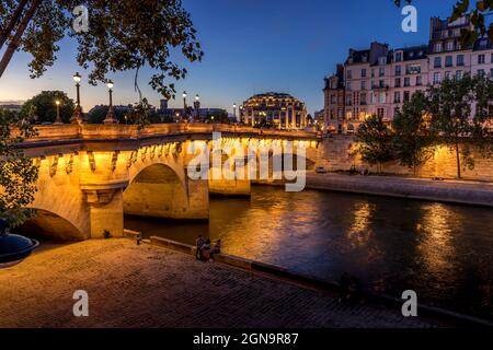 Paris, France - 8 juillet 2021 : pont neuf et île de la Cité sur la Seine la nuit à Paris Banque D'Images