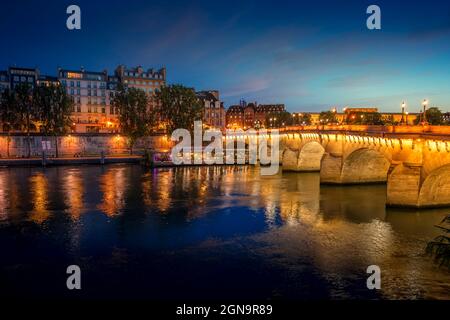 Paris, France - 8 juillet 2021 : pont neuf et île de la Cité sur la Seine la nuit à Paris Banque D'Images