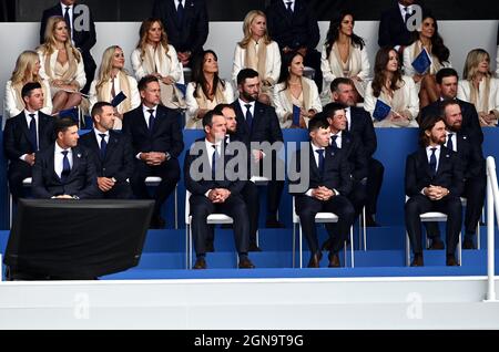 Team Europe (de gauche à droite, de haut en bas) Rory McIlroy, Ian Poulter, Jon Rahm, Lee Westwood, Bernd Wiesberger, Sergio Garcia, Tyrell Hatton, Viktor Hovland, Shane Lowry, capitaine Padraig Harringhton, Paul Casey, Matt Fitzpatrick et Tommy Fleetwood lors de la cérémonie d'ouverture de la 43e Ryder Cup à Whistling Straits, Wisconsin. Date de la photo : jeudi 23 septembre 2021. Banque D'Images