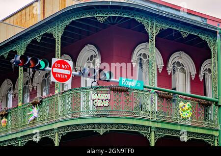 Les décorations de Mardi gras sont accrochées au balcon du bâtiment historique Burke sur la rue Royal, le 4 mars 2019, à Mobile, Alabama. Banque D'Images