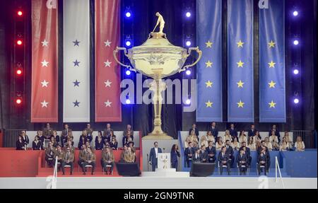 Kohler, États-Unis. 23 septembre 2021. Team USA et Team Europe prennent la scène lors de la cérémonie d'ouverture de la 43ème Ryder Cup à Whistling Straits le jeudi 23 septembre 2021 à Kohler, Wisconsin. Photo par Mark Black/UPI crédit: UPI/Alay Live News Banque D'Images