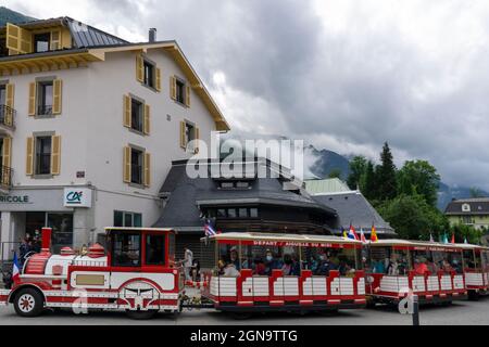Chamonix-Mont-blanc, haute Savoie, France - août 25 2021 : touristes dans le tram à cheval sur une rue principale de Chamonix. Banque D'Images