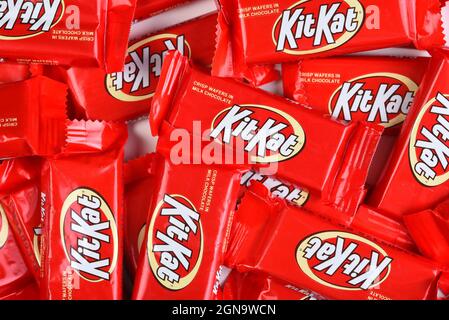 IRVINE, CALIFORNIE - 23 SEPT 2021: Une grande pile de barres de friandises de taille amusante Kit Kat pour Halloween. Banque D'Images