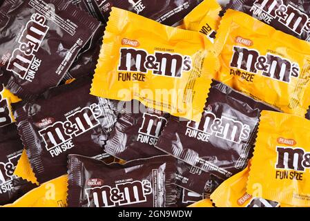 IRVINE, CALIFORNIE - 23 SEPTEMBRE 2021 : une grosse pile de friandises M and M Fun Size pour Halloween. Banque D'Images