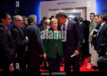 Le président Barack Obama marche avec la chancelière allemande Angela Merkel après une rencontre avec les dirigeants de la zone euro au sommet du G20 à Cannes, en France, le 3 novembre 2011. (Photo officielle de la Maison Blanche par Pete Souza) cette photo officielle de la Maison Blanche est disponible uniquement pour publication par les organismes de presse et/ou pour impression personnelle par le(s) sujet(s) de la photo. La photographie ne peut être manipulée d'aucune manière et ne peut pas être utilisée dans des documents commerciaux ou politiques, des publicités, des courriels, des produits, des promotions qui, de quelque manière que ce soit, suggèrent l'approbation ou l'approbation du Président, le Premier Banque D'Images