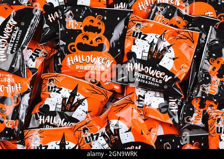 IRVINE, CALIFORNIE - 23 SEPTEMBRE 2021 : une grande pile de Pretzels UTZ Bats and Jacks en forme de paquets individuels pour Halloween. Banque D'Images