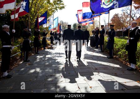 Le président Barack Obama marche avec le général Michael Linnington jusqu'à la tombe des inconnus du cimetière national d'Arlington, à Arlington, en Virginie, pour marquer la fête des anciens combattants, le 11 novembre 2011. (Photo officielle de la Maison Blanche par Pete Souza) cette photo officielle de la Maison Blanche est disponible uniquement pour publication par les organismes de presse et/ou pour impression personnelle par le(s) sujet(s) de la photo. La photographie ne peut être manipulée d'aucune manière et ne peut pas être utilisée dans des documents commerciaux ou politiques, des publicités, des e-mails, des produits, des promotions qui, de quelque manière que ce soit, suggèrent l'approbation ou l'approbation du Pr Banque D'Images