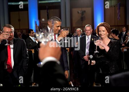 La première ministre Julia Gillard propose un toast au président Barack Obama lors du dîner parlementaire au Parlement à Canberra, en Australie, le 16 novembre 2011. (Photo officielle de la Maison Blanche par Pete Souza) cette photo officielle de la Maison Blanche est disponible uniquement pour publication par les organismes de presse et/ou pour impression personnelle par le(s) sujet(s) de la photo. La photographie ne peut être manipulée d'aucune manière et ne peut pas être utilisée dans des documents commerciaux ou politiques, des publicités, des courriels, des produits, des promotions qui, de quelque manière que ce soit, suggèrent l'approbation ou l'approbation du Président, t Banque D'Images