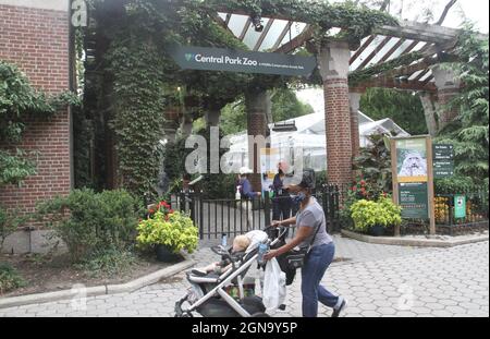 New York, États-Unis. 23 septembre 2021. (NOUVEAU) le zoo de Central Park est fermé en raison de collectes de fonds pour soutenir la faune. 23 septembre 2021, New York, États-Unis: Le zoo de Central Park a été fermé le jeudi (23) afin de lever des fonds pour soutenir la Wildlife conservation Societyâ‚ â â â„ â â â â â ans zoos et Aquarium de New York et pour sauver la faune et les lieux sauvages. Certaines personnes ont été prises par surprise à leur arrivée au parc. La porte d'entrée principale du zoo a été fermée à 17:00 pour commencer le lancement avec la présence de quelques statues d'animaux et des invités. (Credit image: © Niyi Fote/TheNEWS2 via ZUMA Press Wire) Banque D'Images