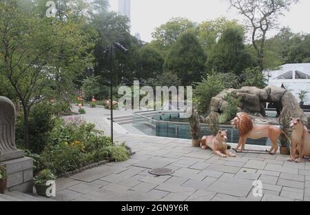 New York, États-Unis. 23 septembre 2021. (NOUVEAU) le zoo de Central Park est fermé en raison de collectes de fonds pour soutenir la faune. 23 septembre 2021, New York, États-Unis: Le zoo de Central Park a été fermé le jeudi (23) afin de lever des fonds pour soutenir la Wildlife conservation Societyâ‚ â â â„ â â â â â ans zoos et Aquarium de New York et pour sauver la faune et les lieux sauvages. Certaines personnes ont été prises par surprise à leur arrivée au parc. La porte d'entrée principale du zoo a été fermée à 17:00 pour commencer le lancement avec la présence de quelques statues d'animaux et des invités. (Credit image: © Niyi Fote/TheNEWS2 via ZUMA Press Wire) Banque D'Images