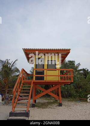 Life Guard Tower à Ancol Beach, Indonésie Banque D'Images