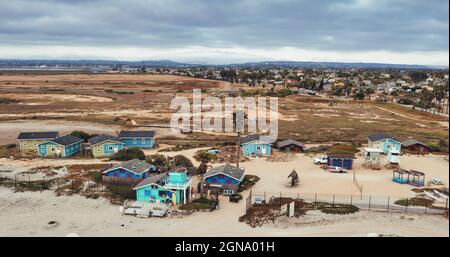 YMCA camp surf, cabines de plage, vue sur les drones. Banque D'Images