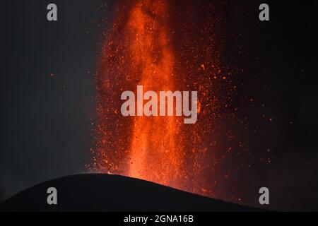 (210924) -- LA PALMA, 24 septembre 2021 (Xinhua) -- photo prise le 22 septembre 2021, montre la scène de l'éruption volcanique du volcan Cumbre Vieja à la Palma, Espagne. Mercredi, l'Institut Vulcanologie des îles Canaries (INVOLCAN) a estimé que l'éruption pourrait durer 24-84 jours. Le volcan émet actuellement entre 6,140 et 11,500 tonnes de dioxyde de soufre (SO2) chaque jour. Bien que six routes de l'île aient été fermées en raison de l'éruption, l'aéroport de la Palma reste ouvert avec 48 vols prévus pour jeudi. Néanmoins, la compagnie aérienne Tui a annulé tous ses vols vers l'île. Banque D'Images