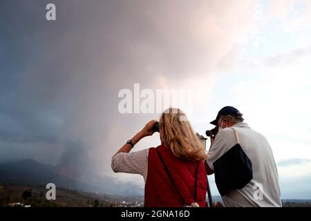 (210924) -- LA PALMA, 24 septembre 2021 (Xinhua) -- On regarde la scène de l'éruption volcanique du volcan Cumbre Vieja à la Palma, Espagne, 23 septembre 2021. Mercredi, l'Institut Vulcanologie des îles Canaries (INVOLCAN) a estimé que l'éruption pourrait durer 24-84 jours. Le volcan émet actuellement entre 6,140 et 11,500 tonnes de dioxyde de soufre (SO2) chaque jour. Bien que six routes de l'île aient été fermées en raison de l'éruption, l'aéroport de la Palma reste ouvert avec 48 vols prévus pour jeudi. Néanmoins, la compagnie aérienne Tui a annulé tous ses vols vers l'île. Banque D'Images