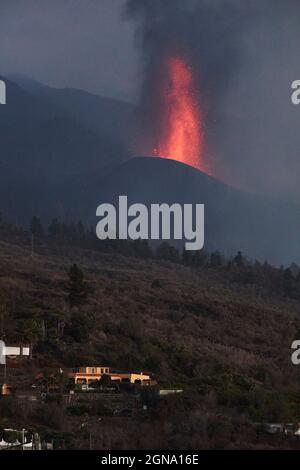 (210924) -- LA PALMA, 24 septembre 2021 (Xinhua) -- photo prise le 23 septembre 2021, montre la scène de l'éruption volcanique du volcan Cumbre Vieja à la Palma, Espagne. Mercredi, l'Institut Vulcanologie des îles Canaries (INVOLCAN) a estimé que l'éruption pourrait durer 24-84 jours. Le volcan émet actuellement entre 6,140 et 11,500 tonnes de dioxyde de soufre (SO2) chaque jour. Bien que six routes de l'île aient été fermées en raison de l'éruption, l'aéroport de la Palma reste ouvert avec 48 vols prévus pour jeudi. Néanmoins, la compagnie aérienne Tui a annulé tous ses vols vers l'île. Banque D'Images