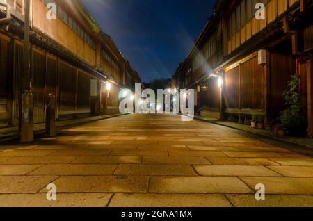 Kanazawa Historical District, nuit, traditionnel, japonais, bois, devantures de magasins, maisons, routes pavées Banque D'Images