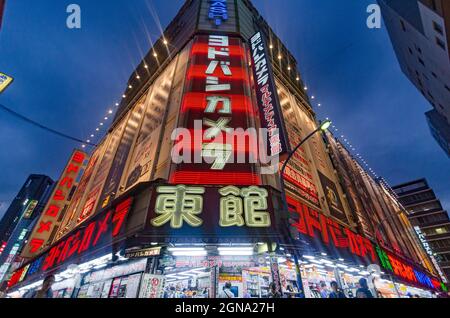 Tokyo, néon-éclairé, rues, Shinjuku, Shibuya, Japon, signalisation au néon, Futuristique, urbain, vie nocturne Banque D'Images