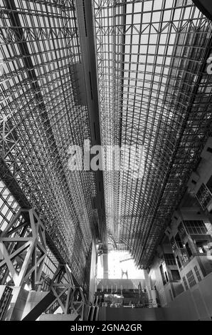 Gare de Kyoto, architecture moderne, hub de transport, infrastructure urbaine, chemin de fer japonais Banque D'Images